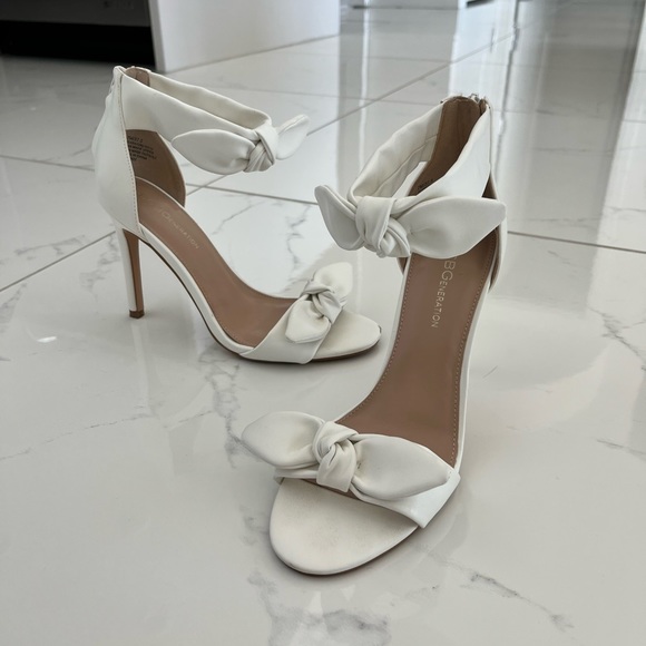 BCBG White Bow Leather Heels size 7 - Picture 3 of 7